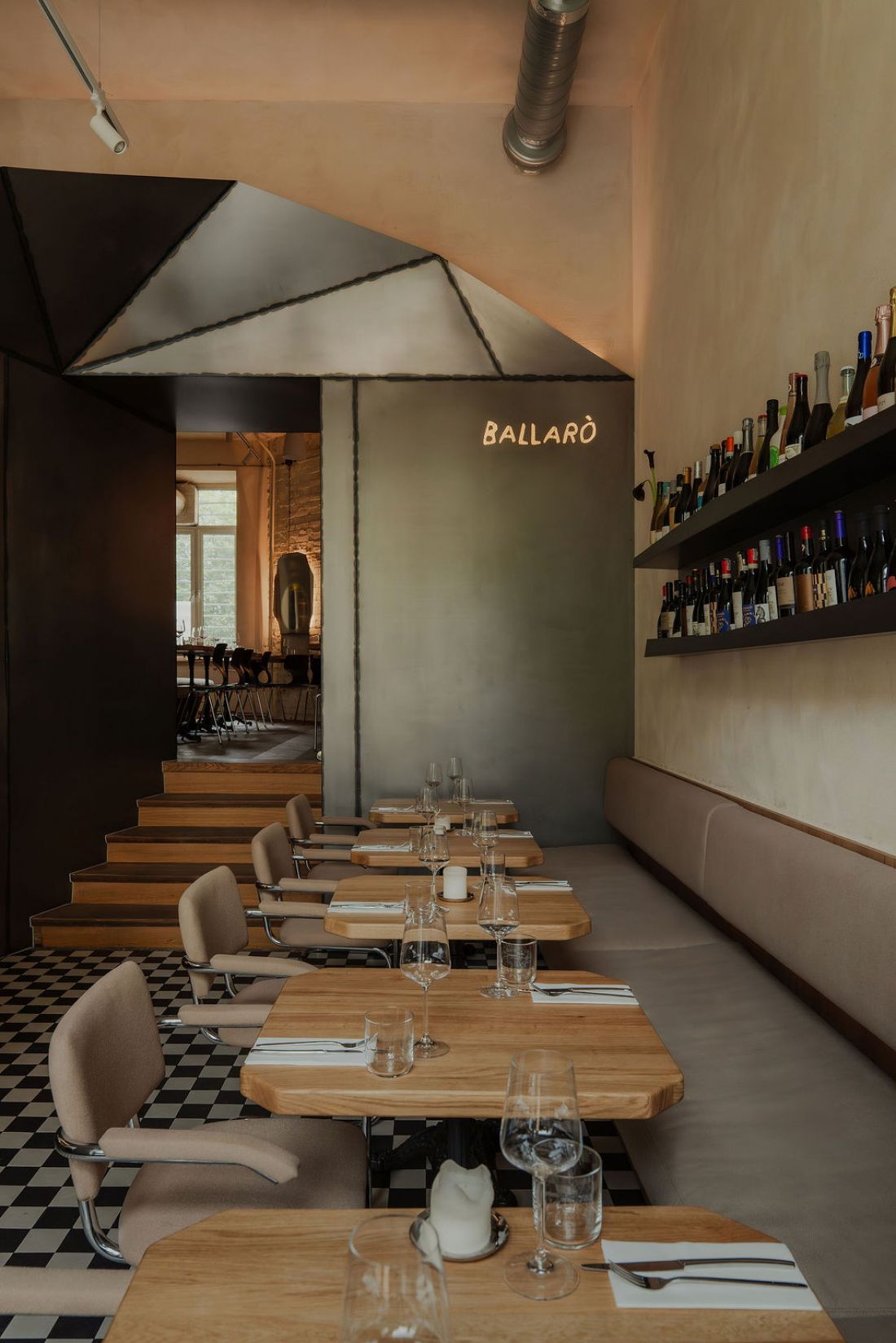 Wnętrza restauracji Ballarò w Warszawie