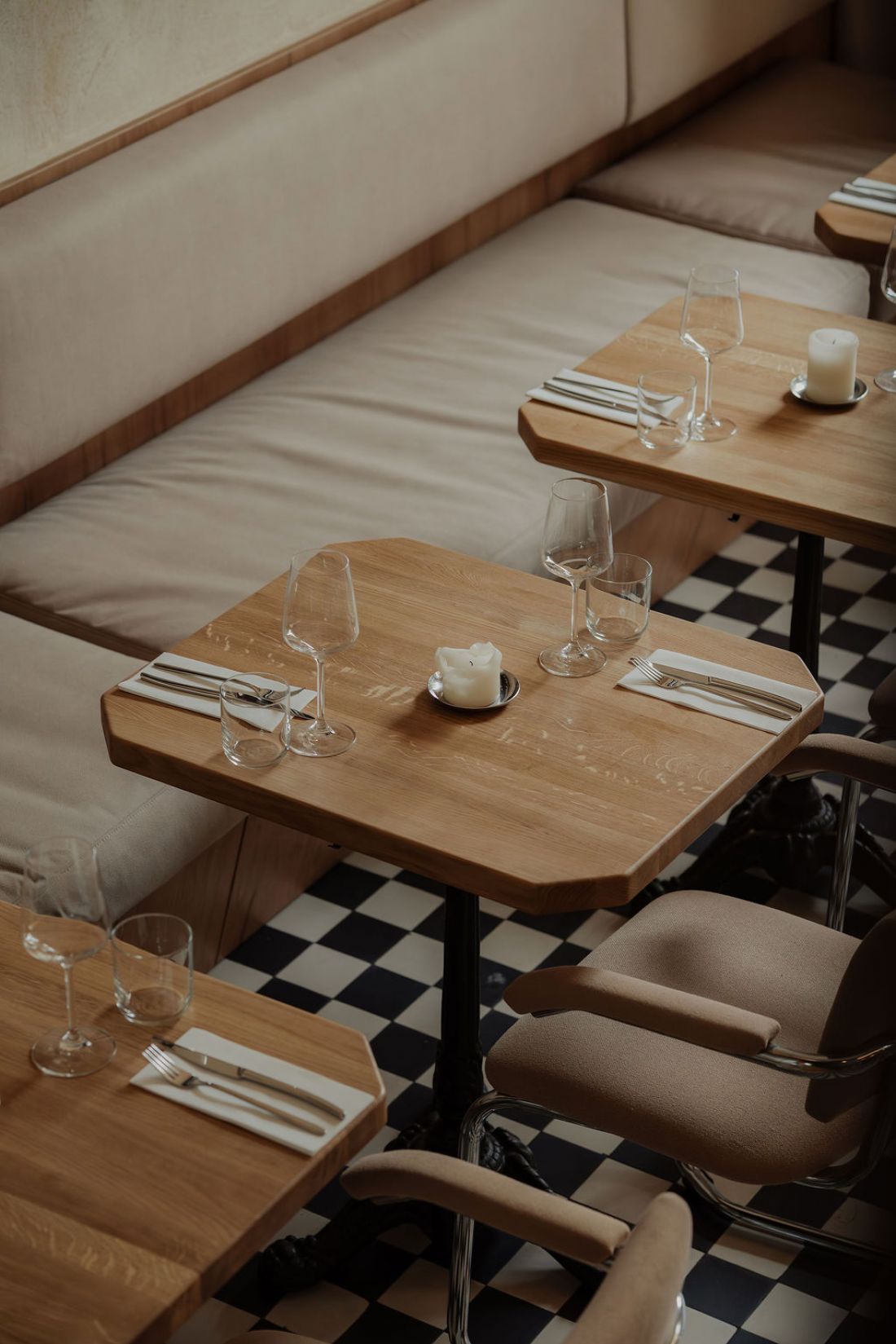 Wnętrza restauracji Ballarò w Warszawie