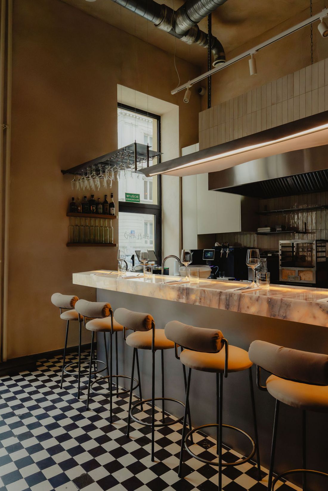 Wnętrza restauracji Ballarò w Warszawie