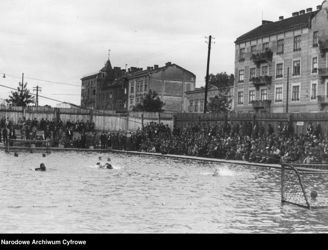 Basen w Parku Krakowskim, 1934 r.