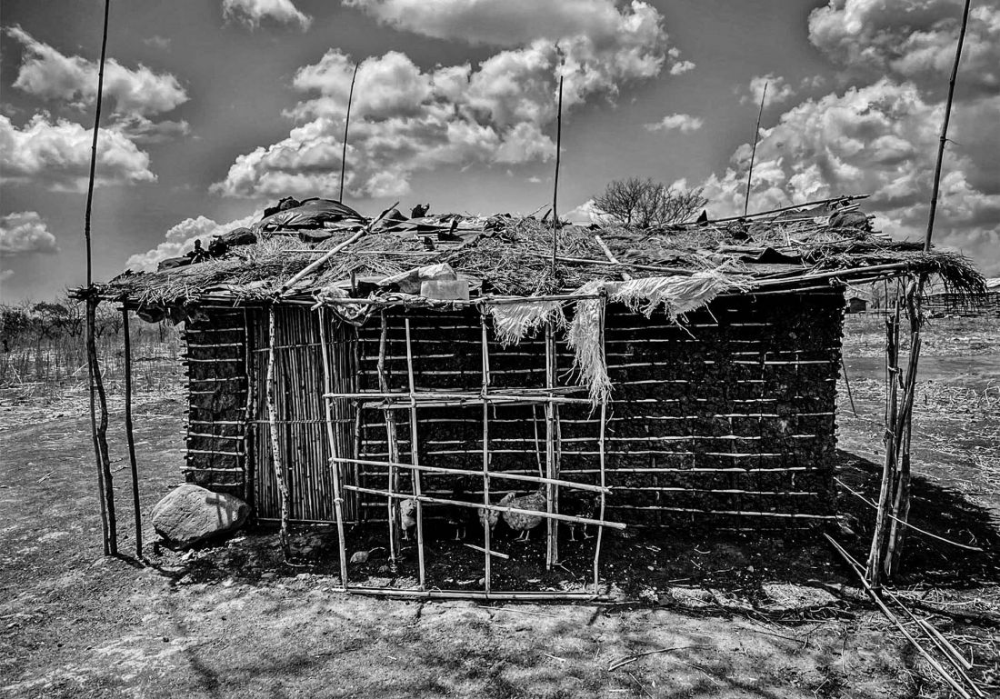 tymczasowe schronienie i jego wnętrze w Cabo Delgado (Mozambik)