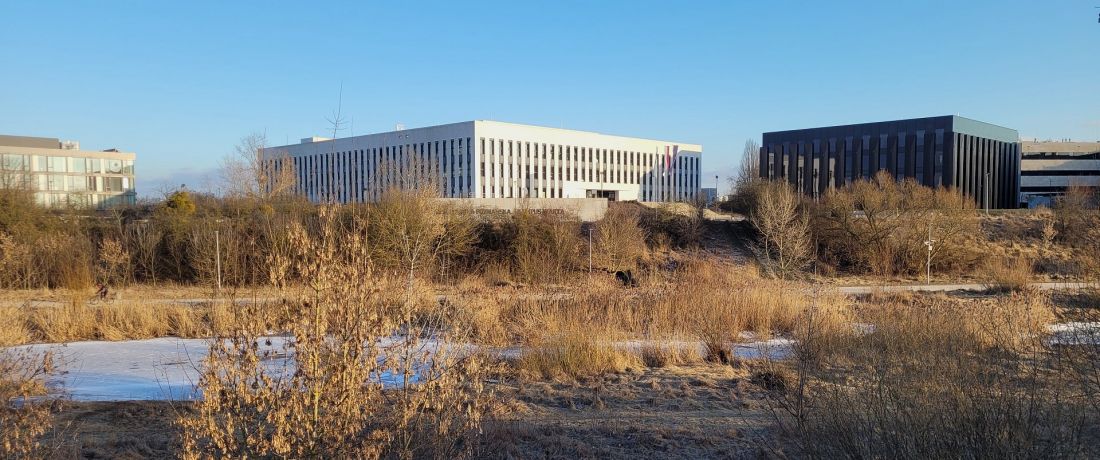 pośrodku budynek Wydziałów: Architektury i Inżynierii Środowiska Politechniki Poznańskiej (2020), po prawej nowy rektorat (2025)