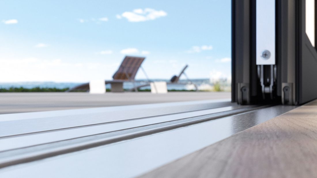 Zlicowany z posadzką próg zerowy w drzwiach podnoszono-przesuwnych Schüco LivIngSlide z PVC-U