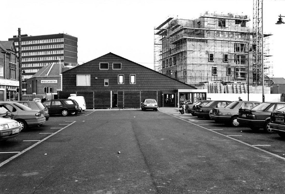 fascynacja środowiskami codziennymi charakterystyczna dla całego pokolenia: budynek Public House autorstwa pracowni Sergison Bates, a w tle budowa galerii sztuki Walsall Art Gallery, około 1997 roku