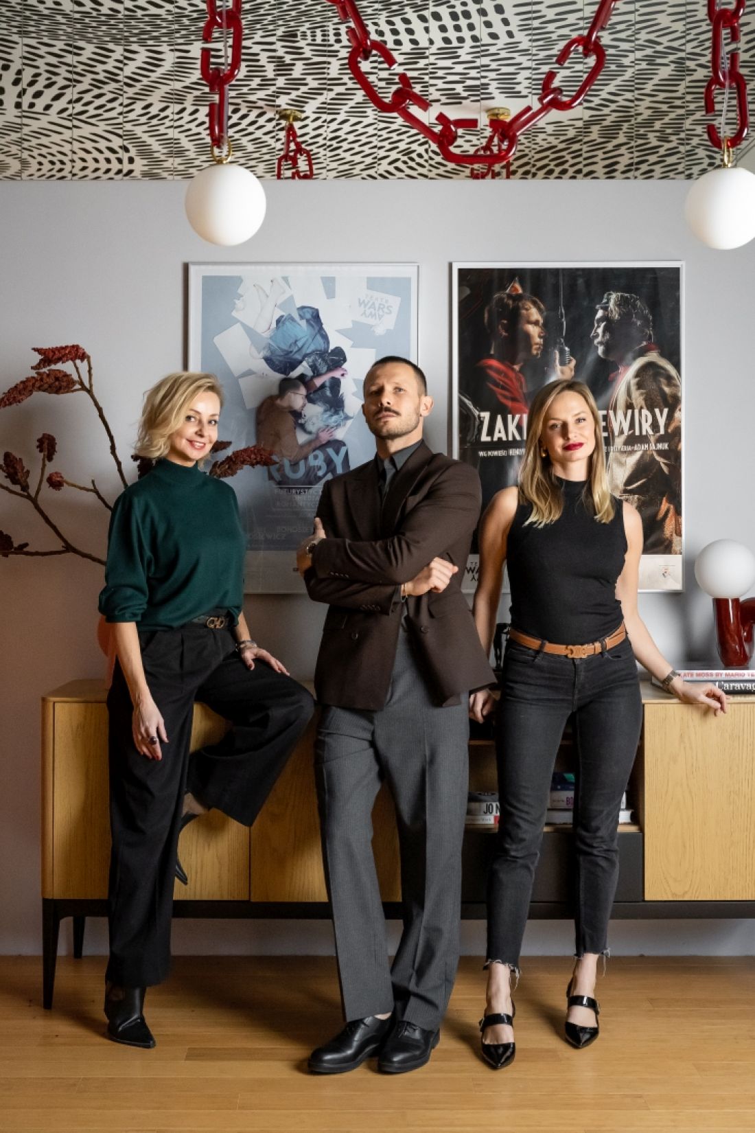 Na zdjęciu od lewej: stylistka Ewa Jezierska, aktor Mateusz Banasiuk i architektka wnętrz Aldona Banasiuk-Suchorzewska