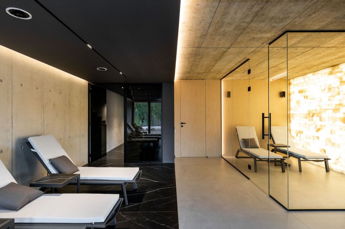 Domowe spa w Forrest View House obejmuje część wypoczynkową oraz przeszkloną grotę solną