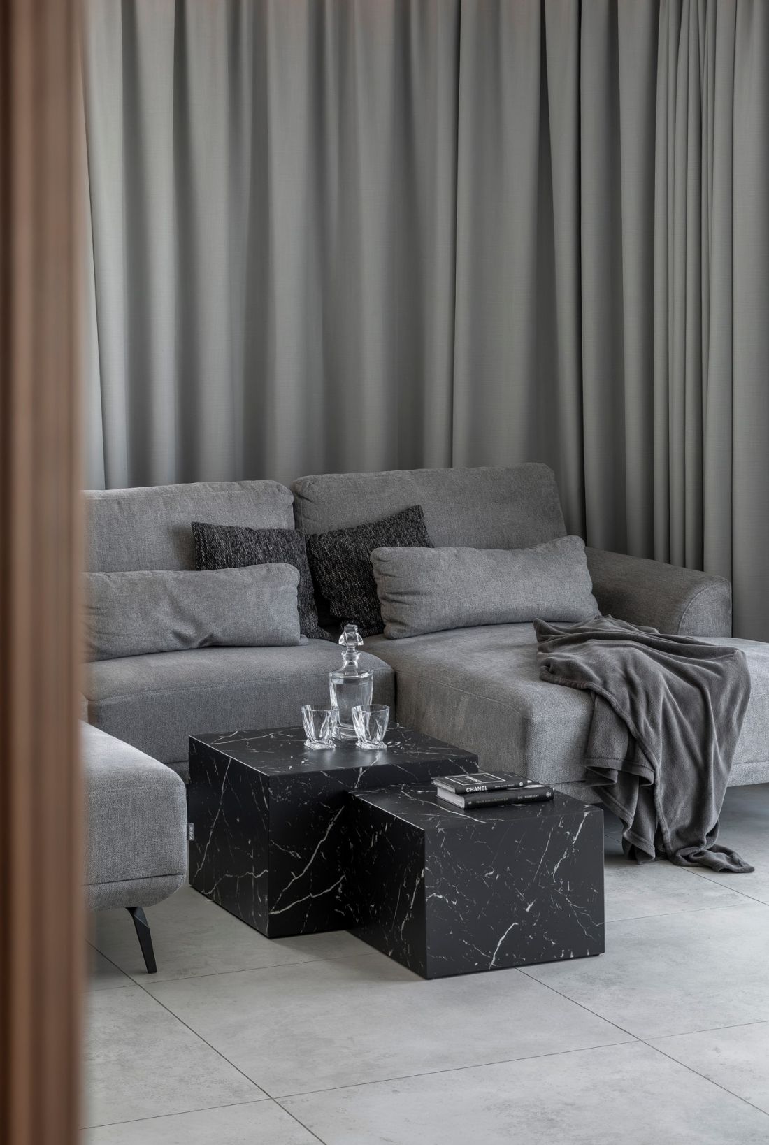 Salon utrzymano w spokojnej, monochromatycznej palecie