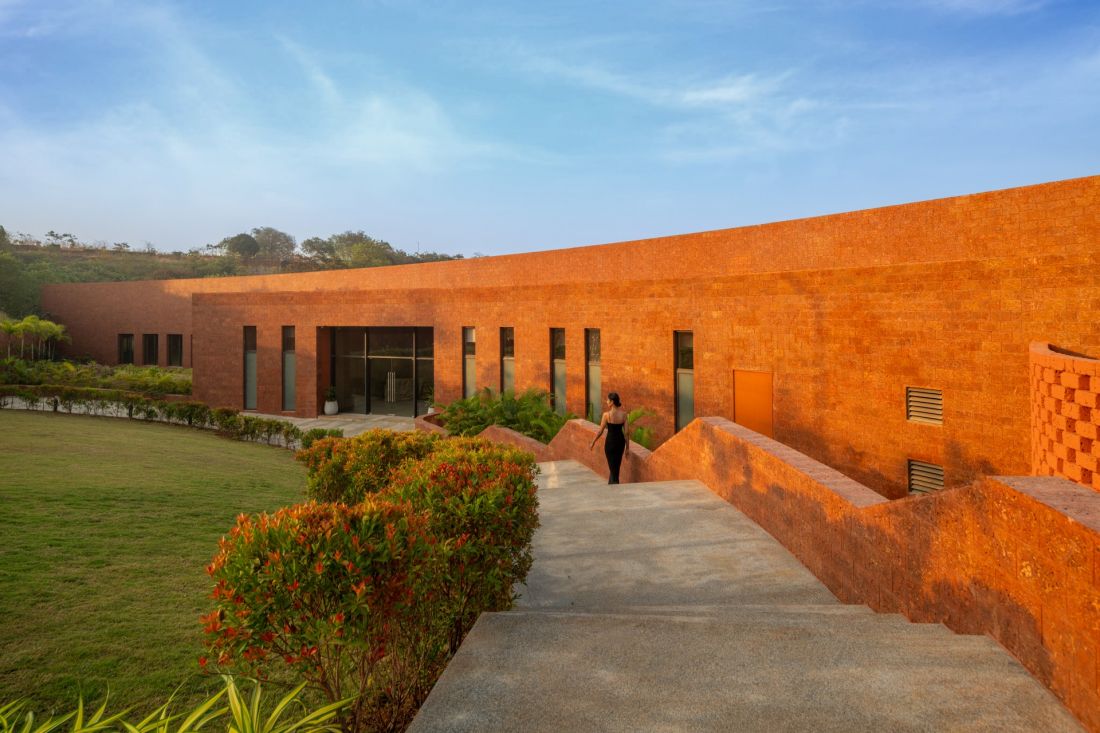 Crest Nine w Anjarle projektu Sanjay Puri Architects