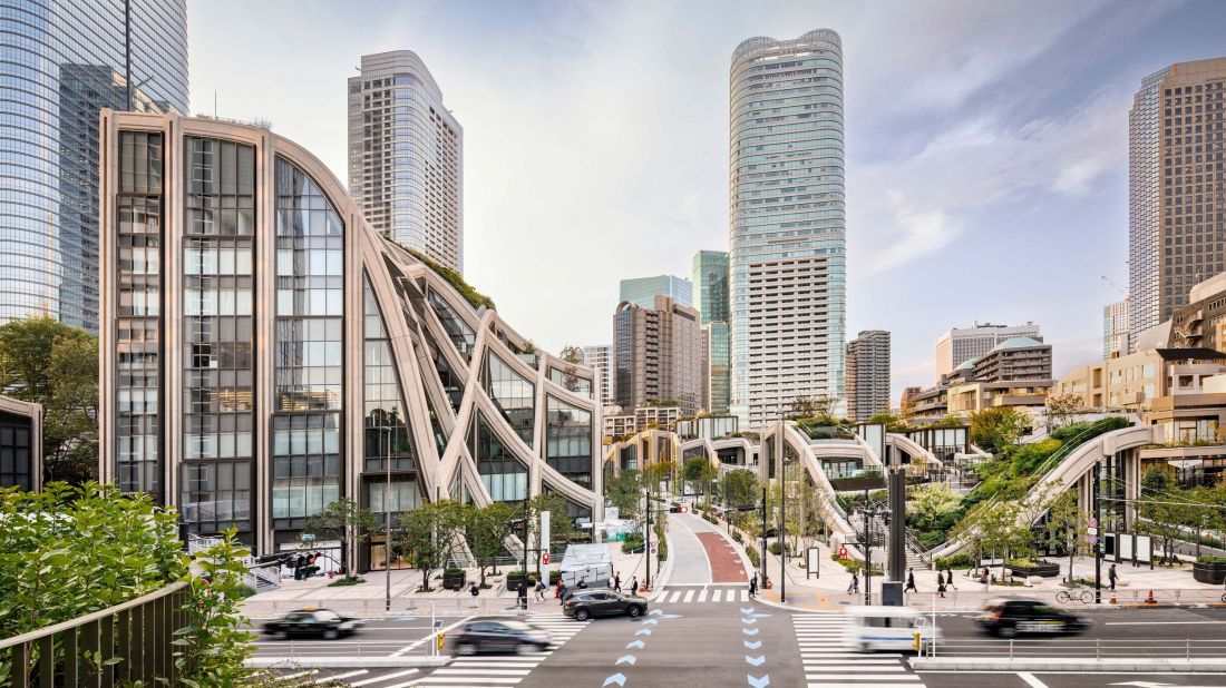 Azabudai Hills w Tokio to wielofunkcyjna dzielnica, w której architektura przenika się z wielopoziomowym krajobrazem
