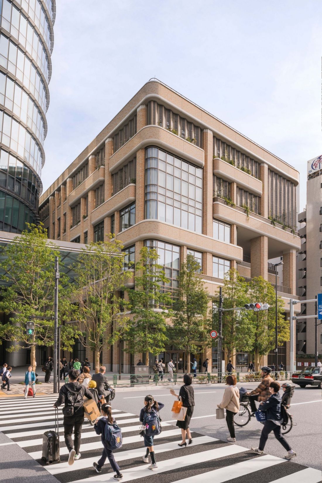 The British School in Tokyo: szkoła zaprojektowana przez Heatherwick Studio jako część Azabudai Hills