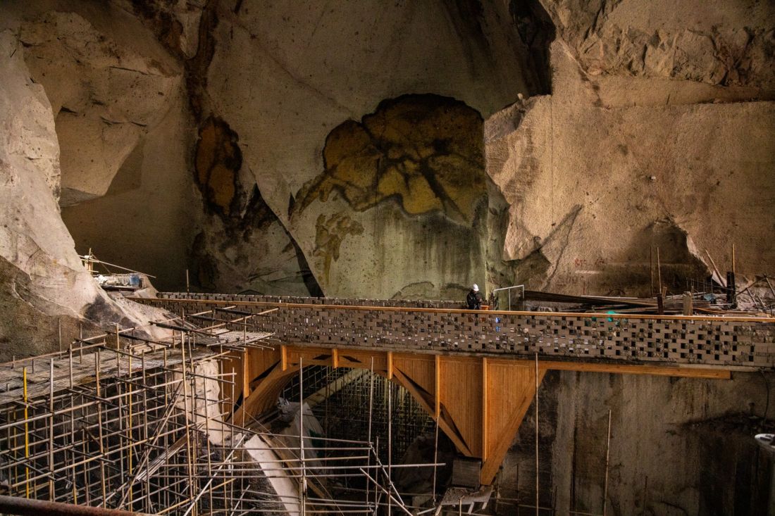Montaż drewnianej konstrukcji wewnątrz dawnego wyrobiska