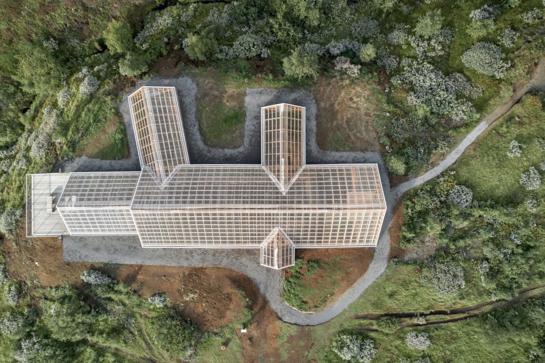 Z lotu ptaka najlepiej widać, jak osłona Stöng rozciąga się nad stanowiskiem archeologicznym