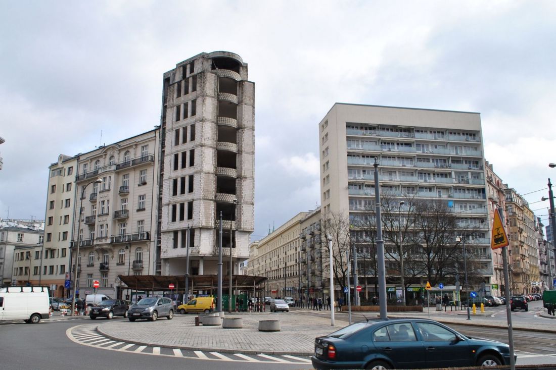 Plac Politechniki w 2016 roku - niedokończony wówczas budynek pod nr. 4 i budynek przy ulicy Polnej 54