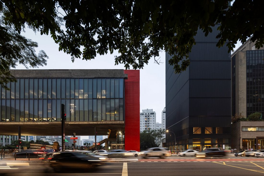 Stara i nowa siedziba MASP stoją po przeciwnych stronach Avenida Paulista