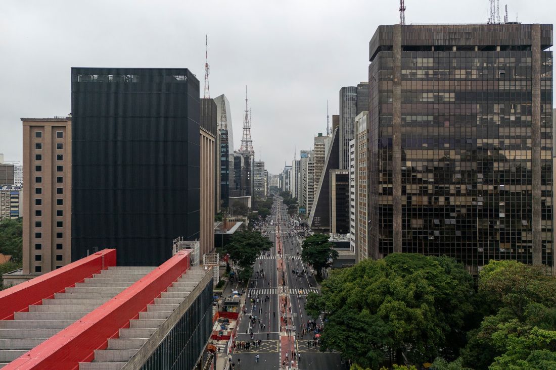 Edifício Pietro Maria Bardi wpisuje się w zwartą zabudowę Avenida Paulista