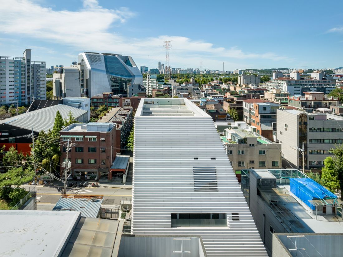 Hapjeong Artplex wyróżnia się zwartą, niemal monolityczną bryłą