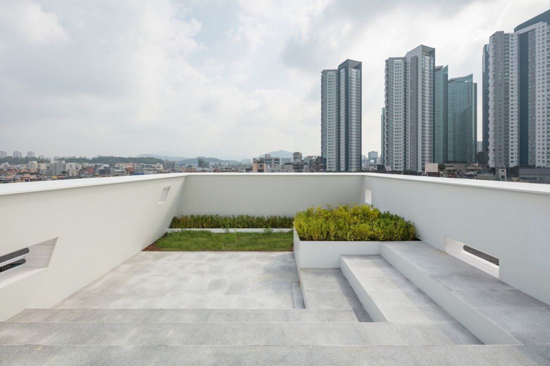 Taras na dachu Hapjeong Artplex otwiera widok na zabudowę Seulu