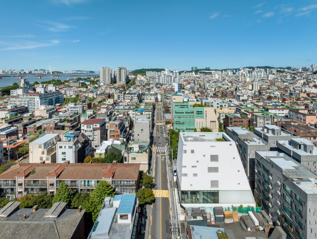 Budynek wpisano w gęstą zabudowę dzielnicy Hapjeong-dong