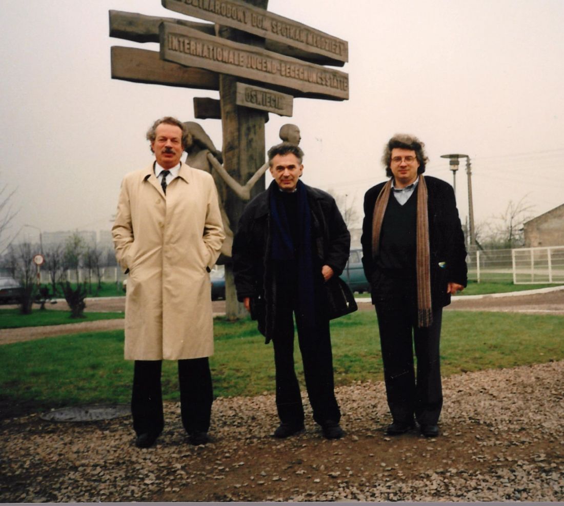 Aurelio Galfetti, Tomasz Mańkowski i Mario Botta w Rajsku k. Oświęcimia, na miejscu projektu Wioski Dziecięcej, początek lat 90., fot. nieznany