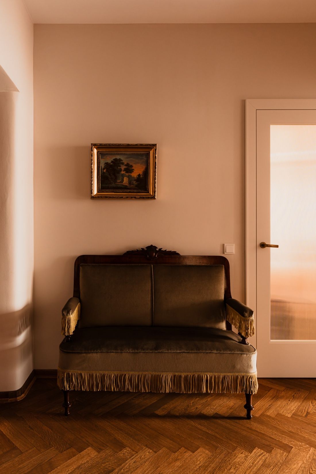 Historyczna sofa w holu podkreśla przedwojenny charakter mieszkania