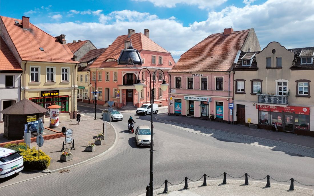 południowo-wschodnia część Rynku z narożną kamienicą adaptowaną obecnie na muzeum sztuki współczesnej (Muzeum Kamienica)