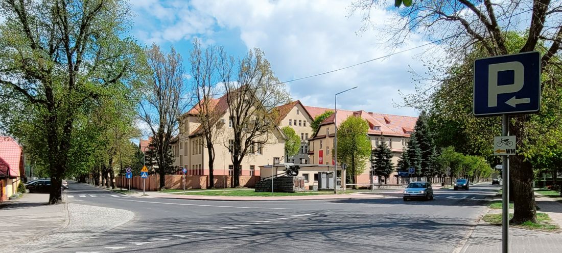 dawne koszary, obecnie siedziba Centrum Kształcenia i Wychowania OHP u zbiegu Alej Wojska Polskiego i ulicy Sportowej