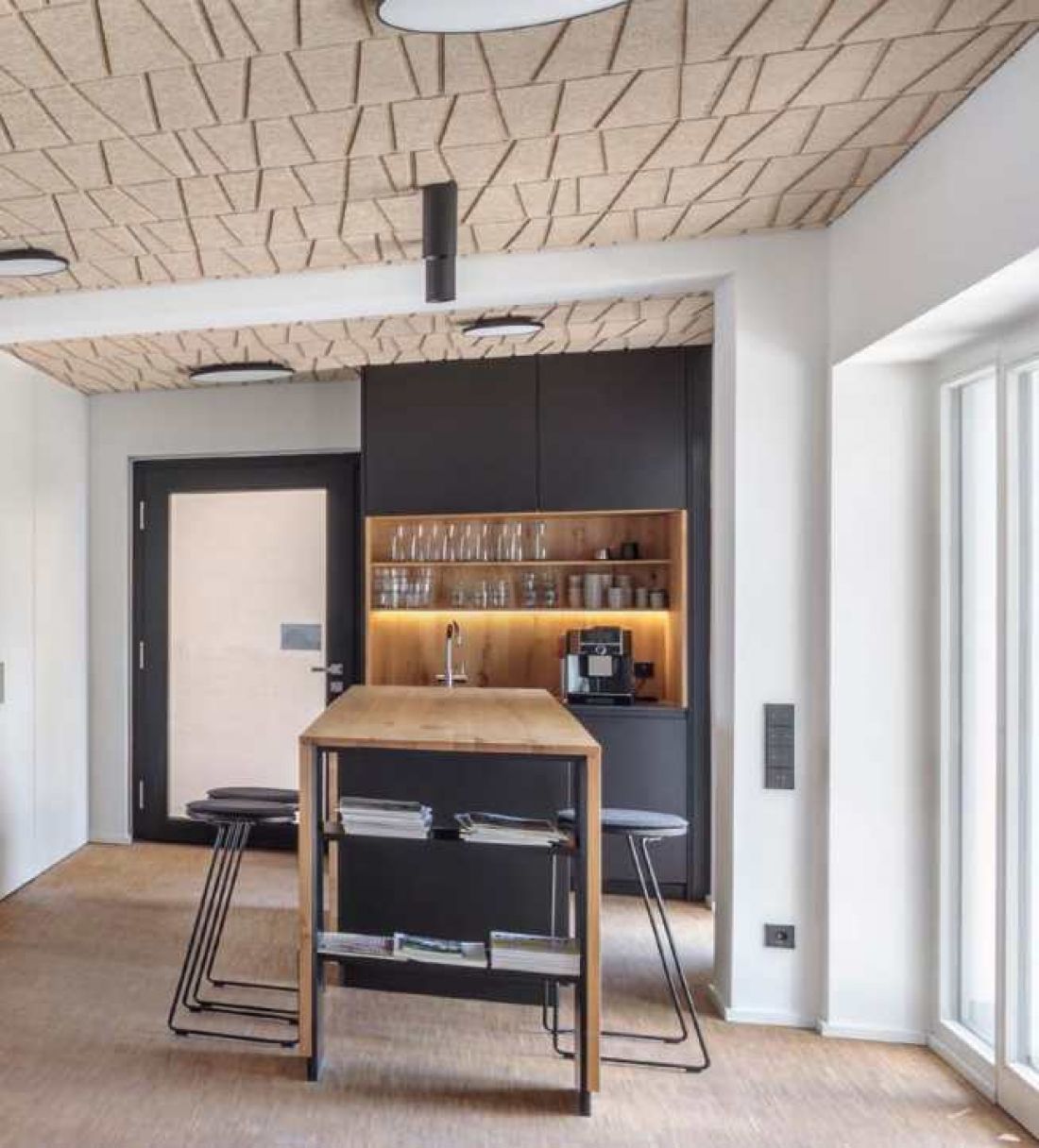 Architekci z firmy Schwille w Niemczech podeszli do wystroju wnętrz swojego biura niczym do domowej przestrzeni: jest kameralnie, przytulnie, a sufity zdobią akustyczne panele Heradesign ze specjalnym wzorem wykonanym na zamówienie,