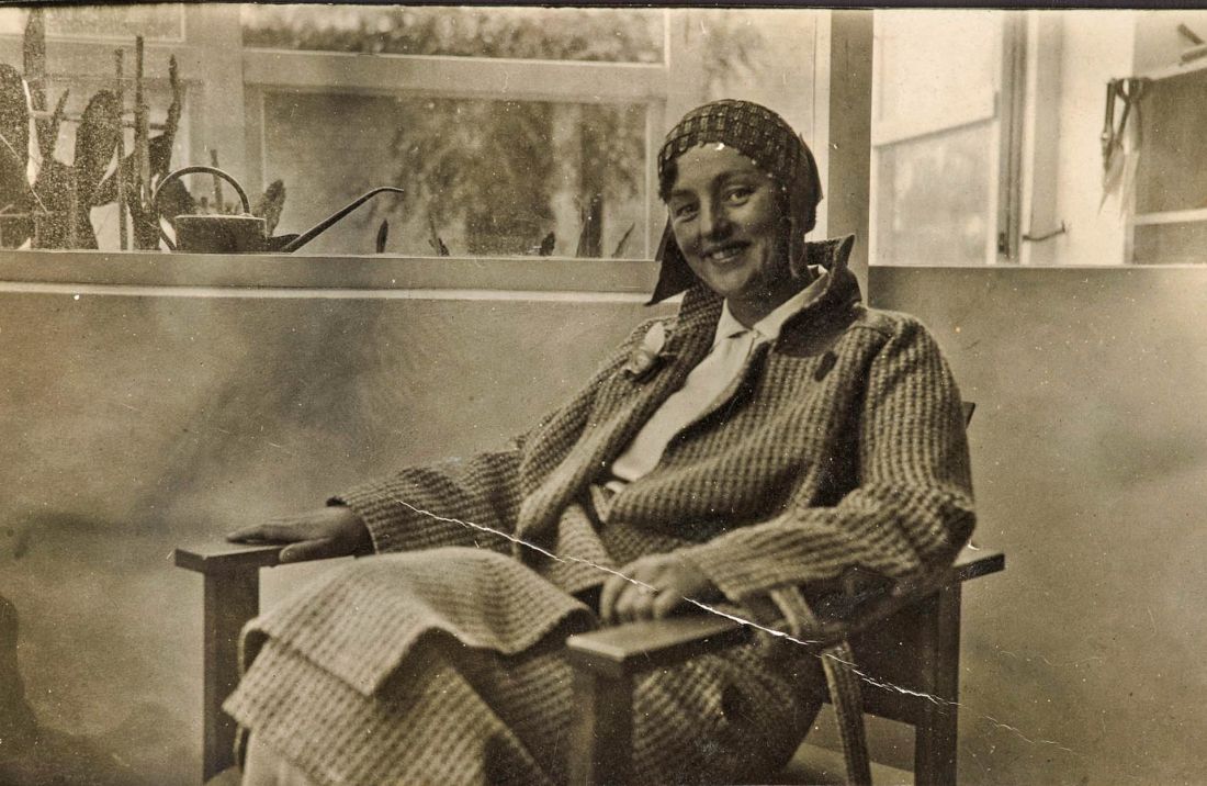 Barbara Brukalska w holu domu własnego przy ul. Niegolewskiego 8 w Warszawie, fot. nieznany, lata 30. XX wieku