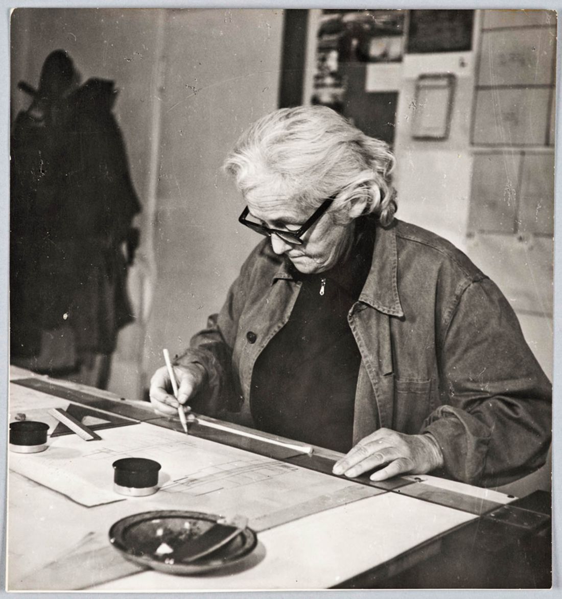 Barbara Brukalska w Pracowni WSM nr 3 podczas pracy nad Osiedlem Warszawskiej Spółdzielni Mieszkaniowej Okęcie‑Pola (Jadwisin) w Warszawie, fot. nieznany, około 1962