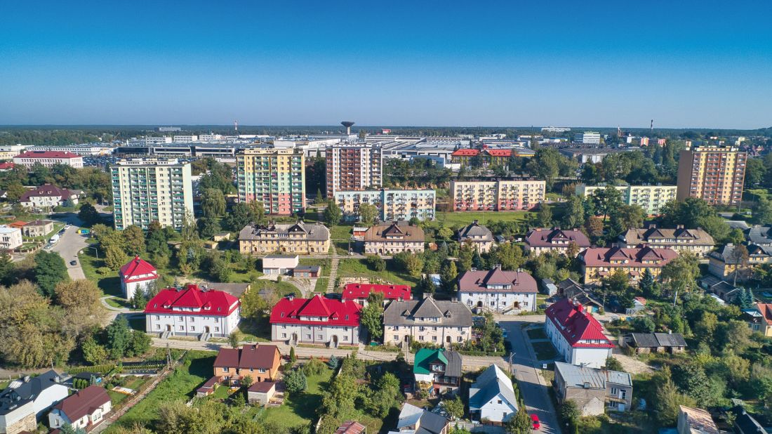 widok na Kolonię Robotniczą w Starachowicach; część z budynków na osiedlu dawnych zakładów starachowickich została zmodernizowana, pozostałe wciąż czekają na remont