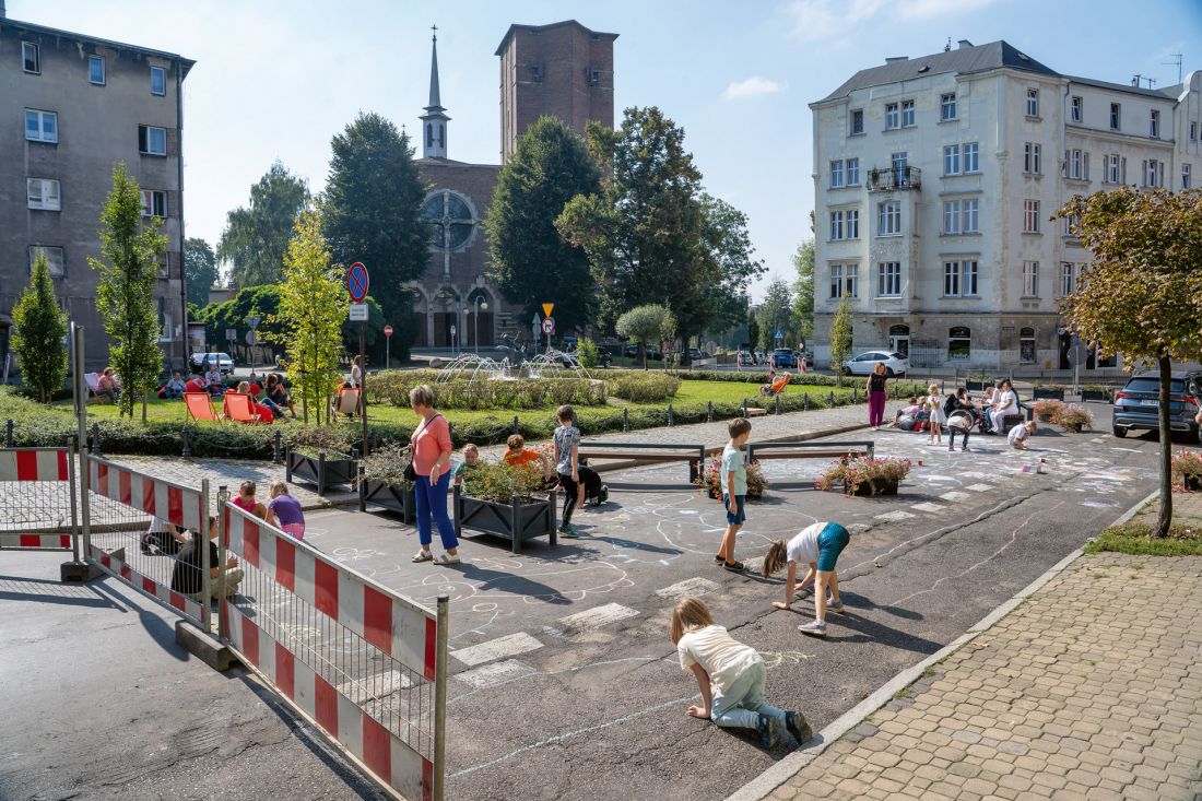 dzieci bawiące się przy Placu Matejki w Chorzowie, w miejscu zwykle zdominowanym przez samochody