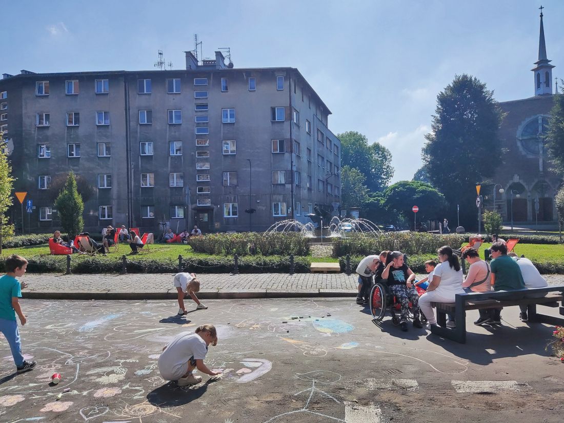 przestrzeń publiczna wypełniona mieszkańcami podczas prototypowania urbanistycznego na Placu Matejki w Chorzowie