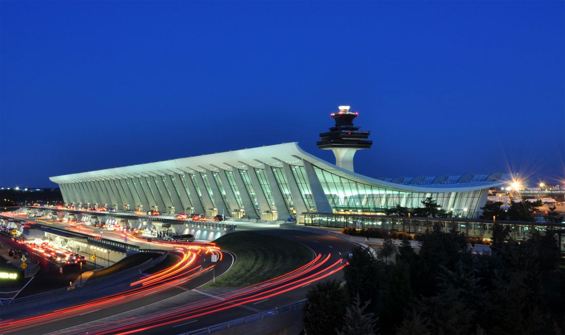 Główny terminal międzynarodowego lotniska Waszyngton-Dulles w Wirginii, USA.