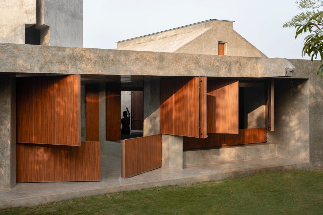 Duże drewniane panele otwierają surową betonową elewację Museum of Humanity na otoczenie