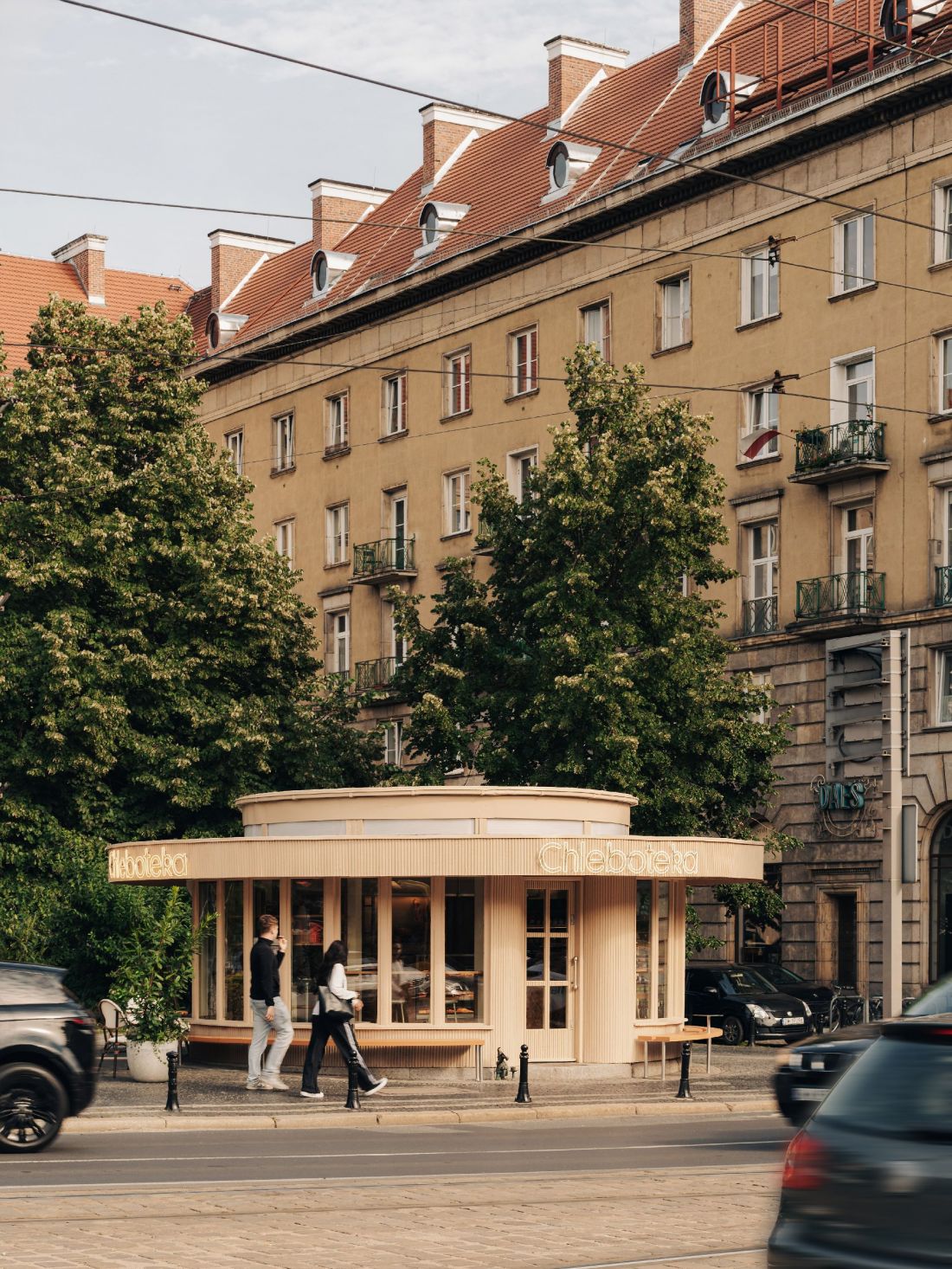 budynek wkomponowany jest w spójną zabudowę Kościuszkowskiej Dzielnicy Mieszkaniowej