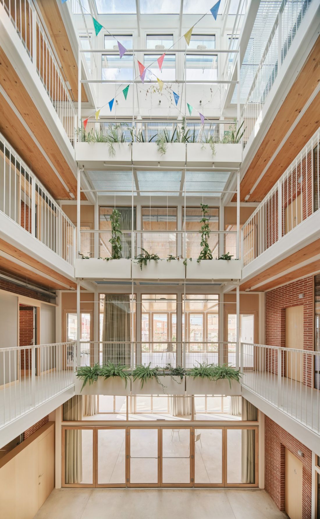 Zadaszone atrium łączy wszystkie kondygnacje i tworzy wspólną przestrzeń domu sąsiedzkiego