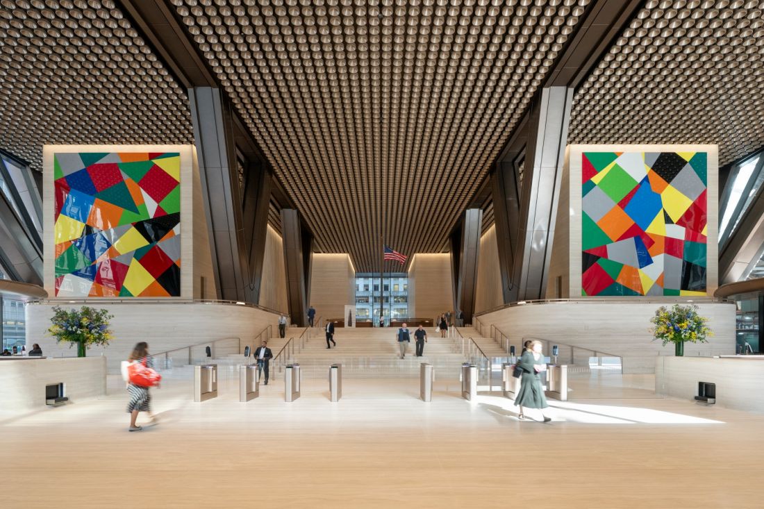 Hol przy Park Avenue zdobią dwie barwne prace Gerharda Richtera: „Color Chase One” i „Color Chase Two”