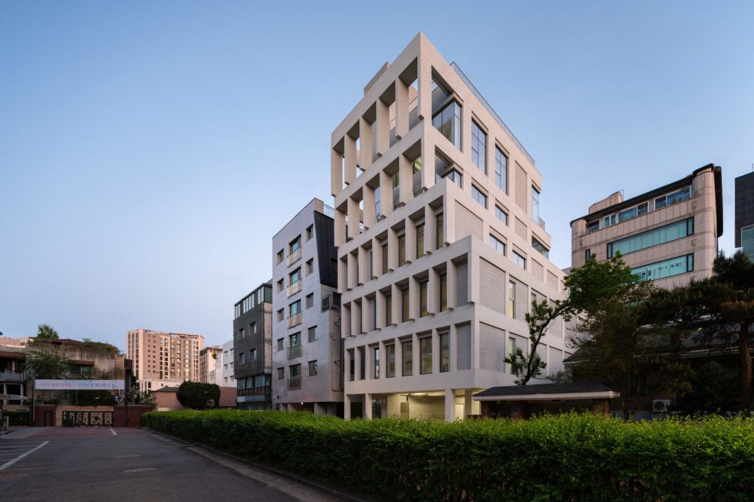HOURS Building w Seulu projektu See Architects