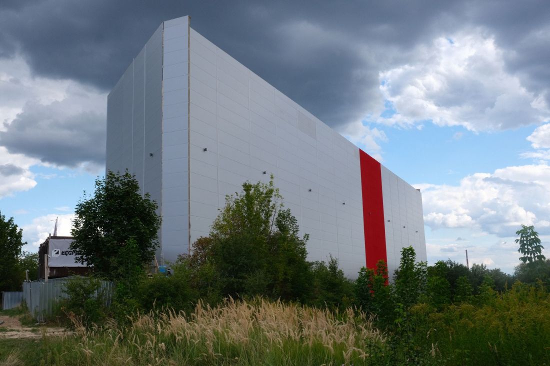 Od strony północnej budynek urozmaica ścięty narożnik