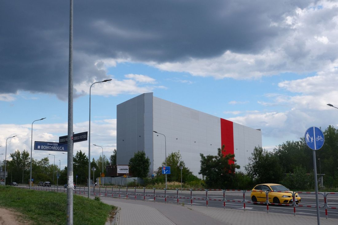 Budynek powstał przy ulicy Dobrego Pasterza w pobliżu zabudowań Osiedla Oświecenia