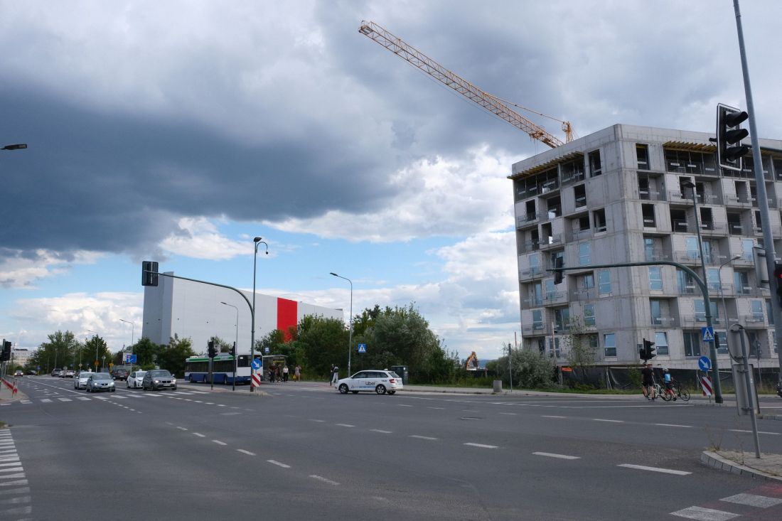 Mieszkańcy budynku przy ulicy Stefana Jurczaka będą mieć widok na ścianę magazynu pozbawioną okien