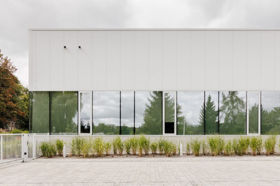 Rozbudowa Centrum Wychowania Fizycznego i Sportu w Łodzi jest lekką, minimalistyczną bryłą