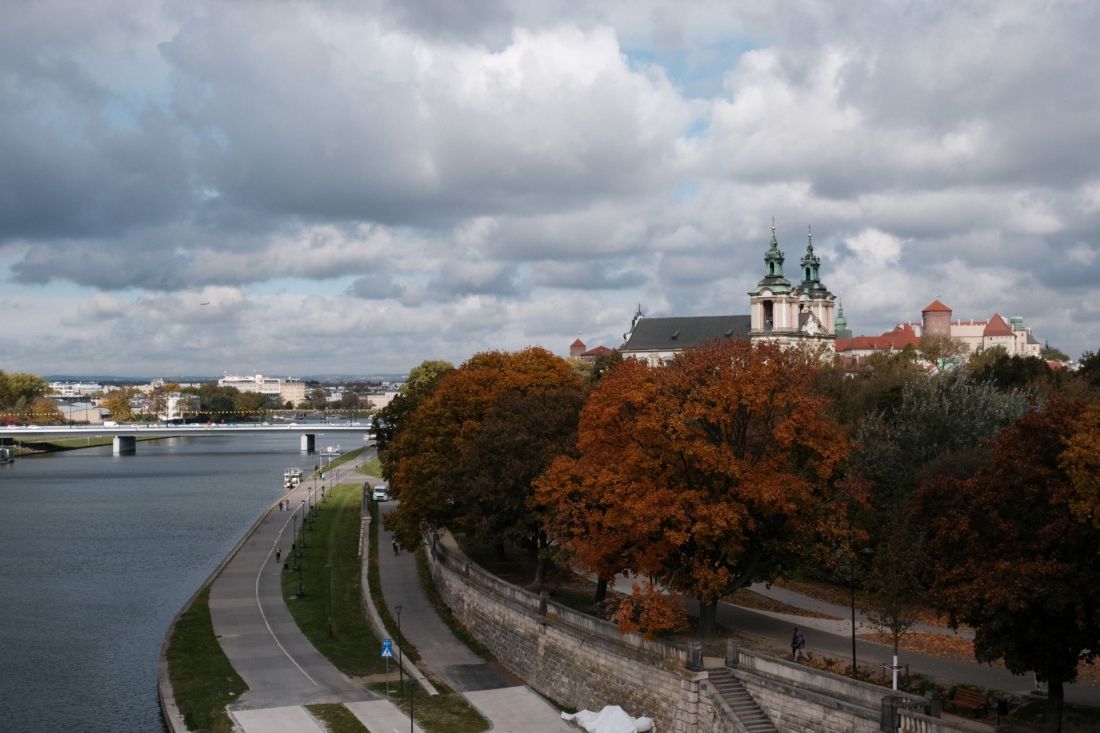 Z nowej kładki Kazimierz-Ludwinów w Krakowie rozciągają się widoki na kościół św. Stanisława oraz Zamek Królewski na Wawelu