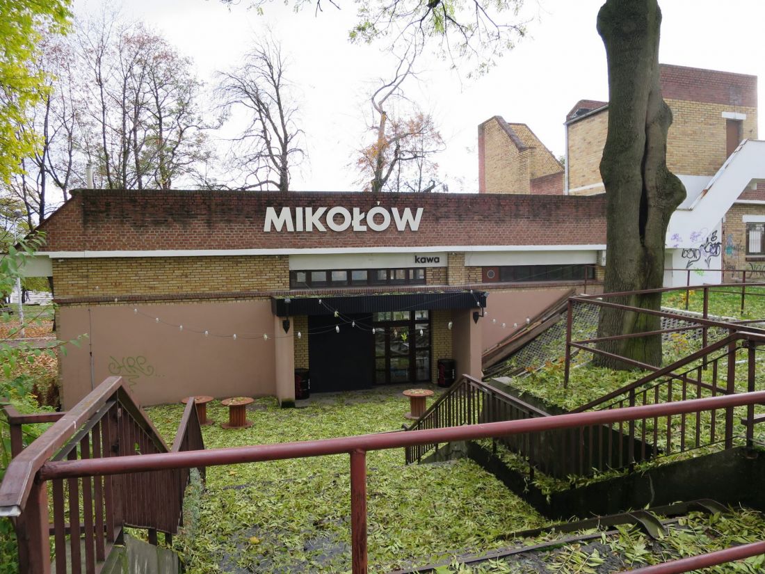 Dworzec kolejowy w Mikołowie otwarto w 1993 roku, po ukończeniu budowy prowadzonej według projektu Jerzego Bierwiaczonka