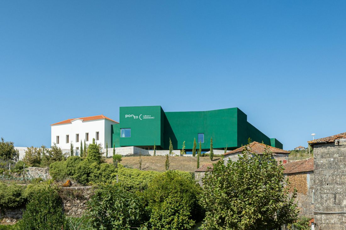 Ponto C w Penafiel projektu Galeria Gabinete