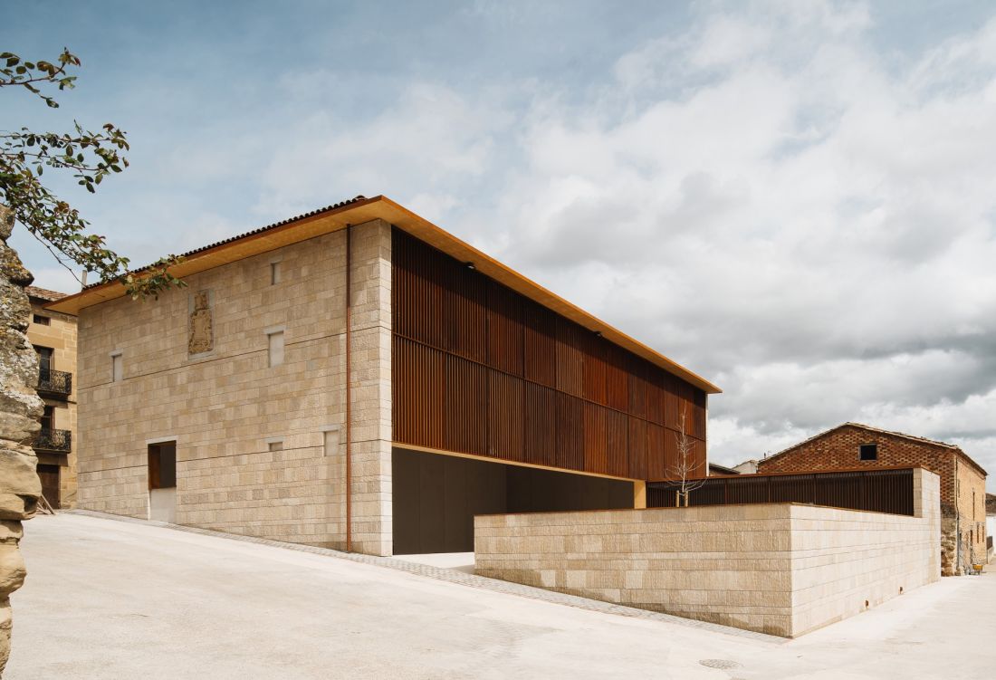 Frontón Maeztu w Aguilar de Codés projektu VERNE Arquitectura + Alejandro Maortua