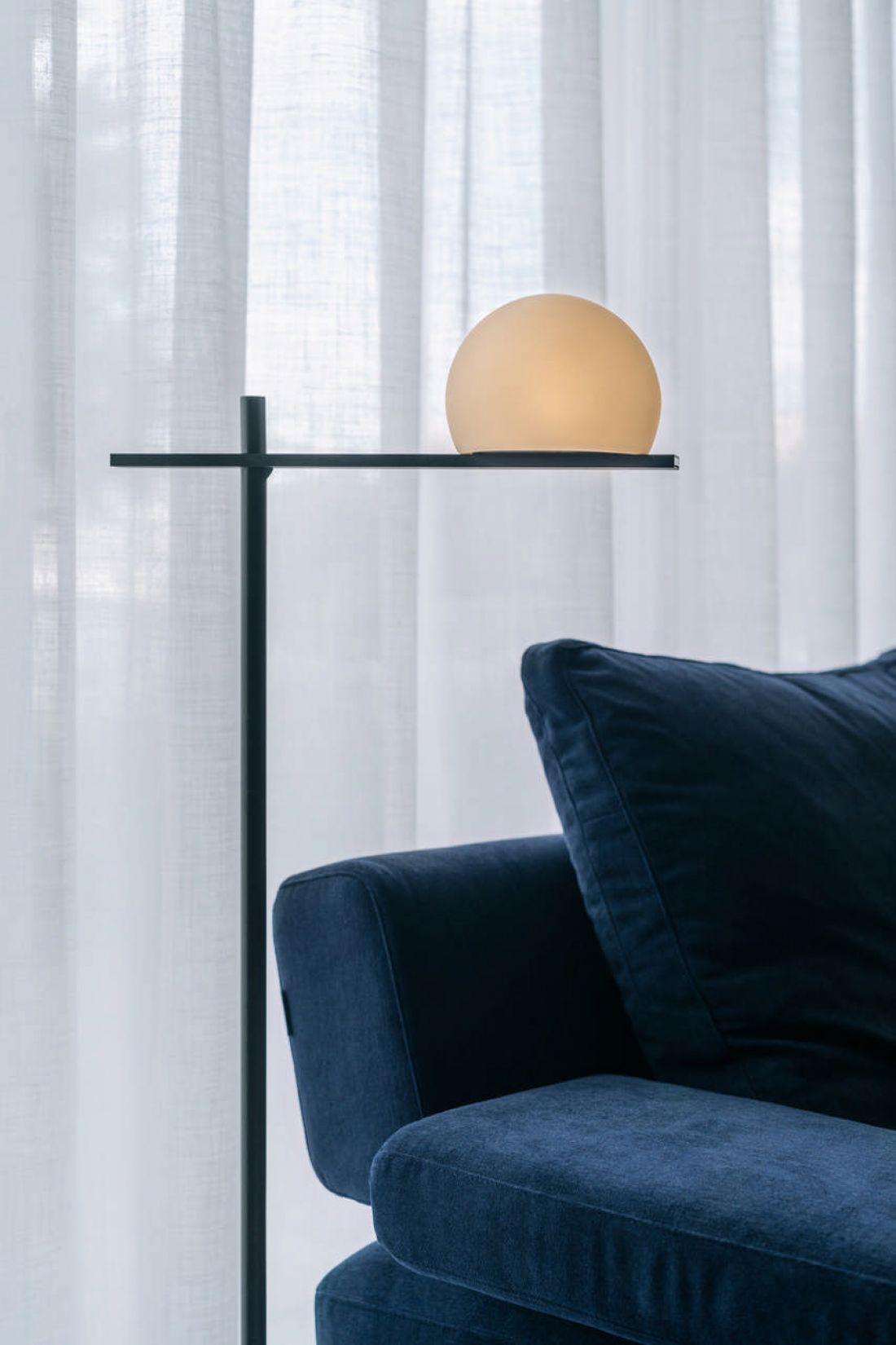 detal kanapy i designerskiej lampy