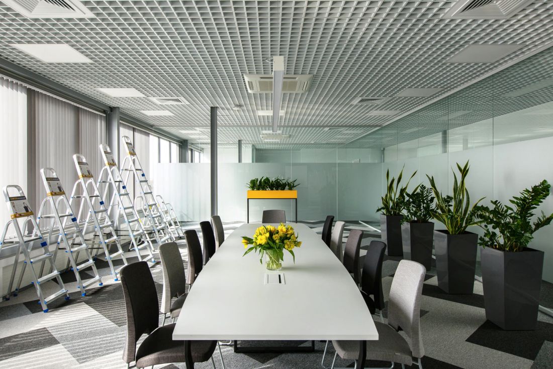 sala konferencyjna została oddzielona szklaną ścianą, izolującą tę przestrzeń