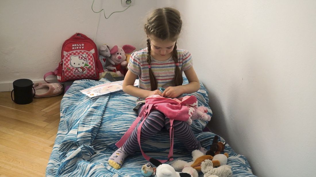 Alisa, 5 lat, bawi się pluszakami w sypialni warszawskiego mieszkania zapewnionego rodzinie przez fundację Habitat for Humanity Poland razem z m.st. Warszawa. Przygotowując się do ucieczki z Ukrainy, mama dziewczynki powiedziała, że może ona wziąć do plecaka to, co jest dla niej ważne. Alisa wybrała pluszaki.