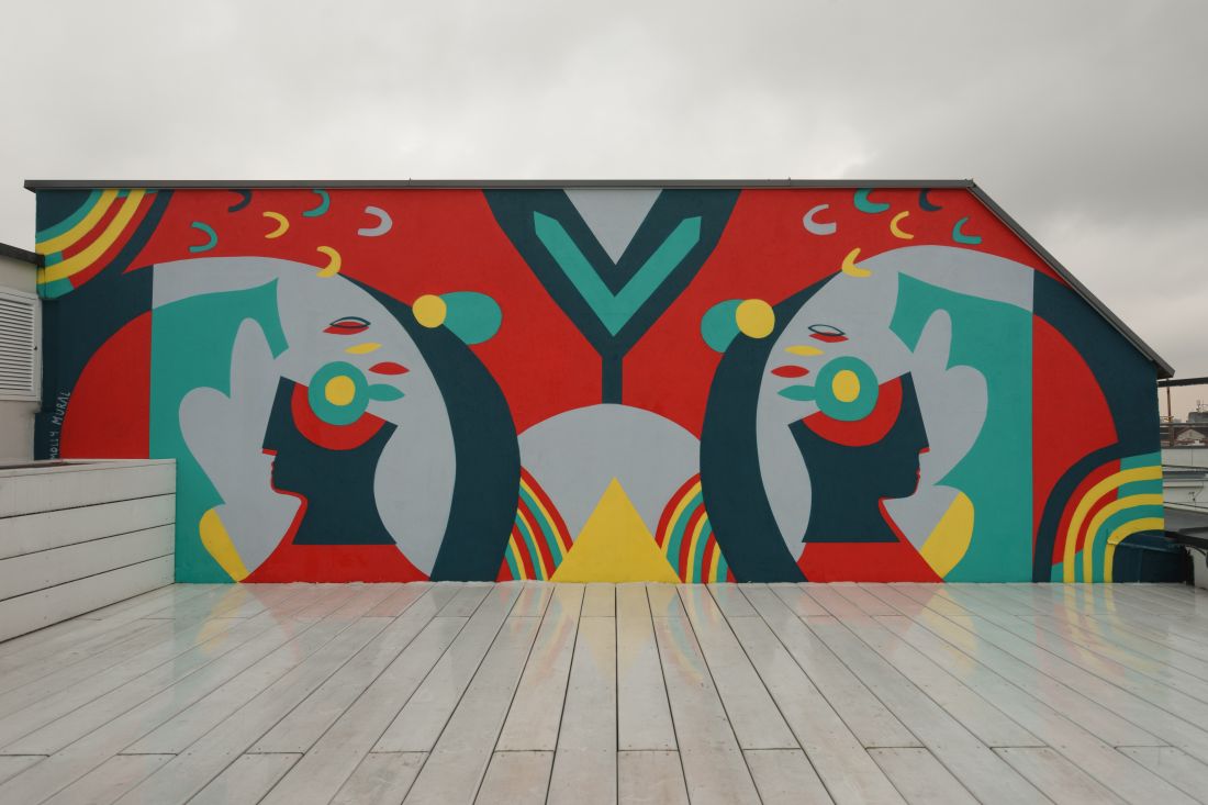 na dachu zdecydowano się na niewielki, kolorowy mural